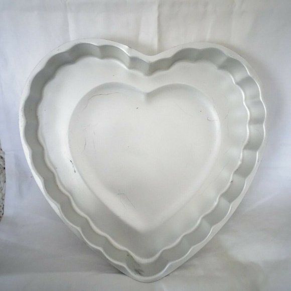 Amscan Fluted Heart Cake Pan - Picture 1 of 2